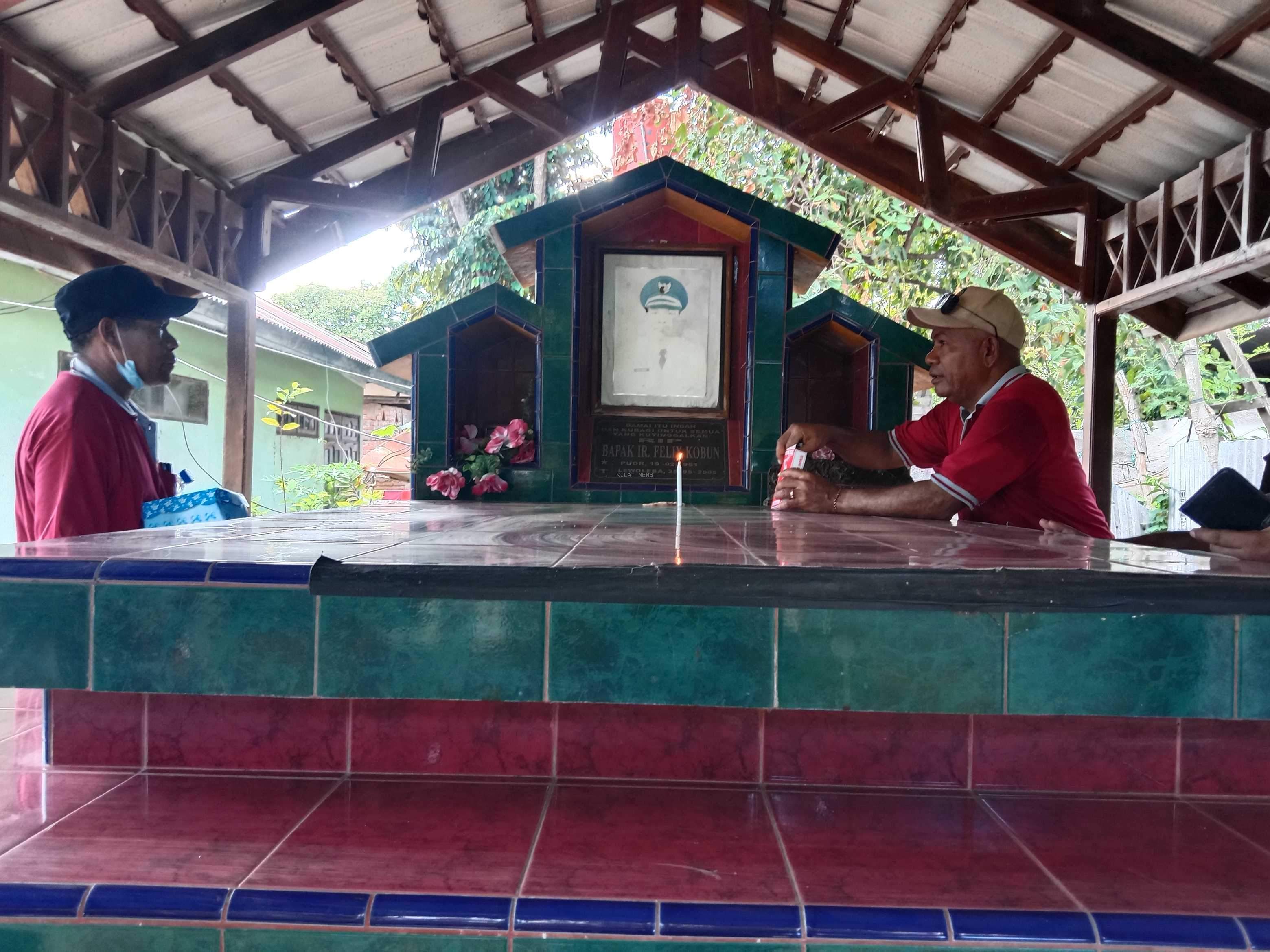Bupati Lembata Ziarah Ke Makam Mantan Wakil Bupati Felix Kobun